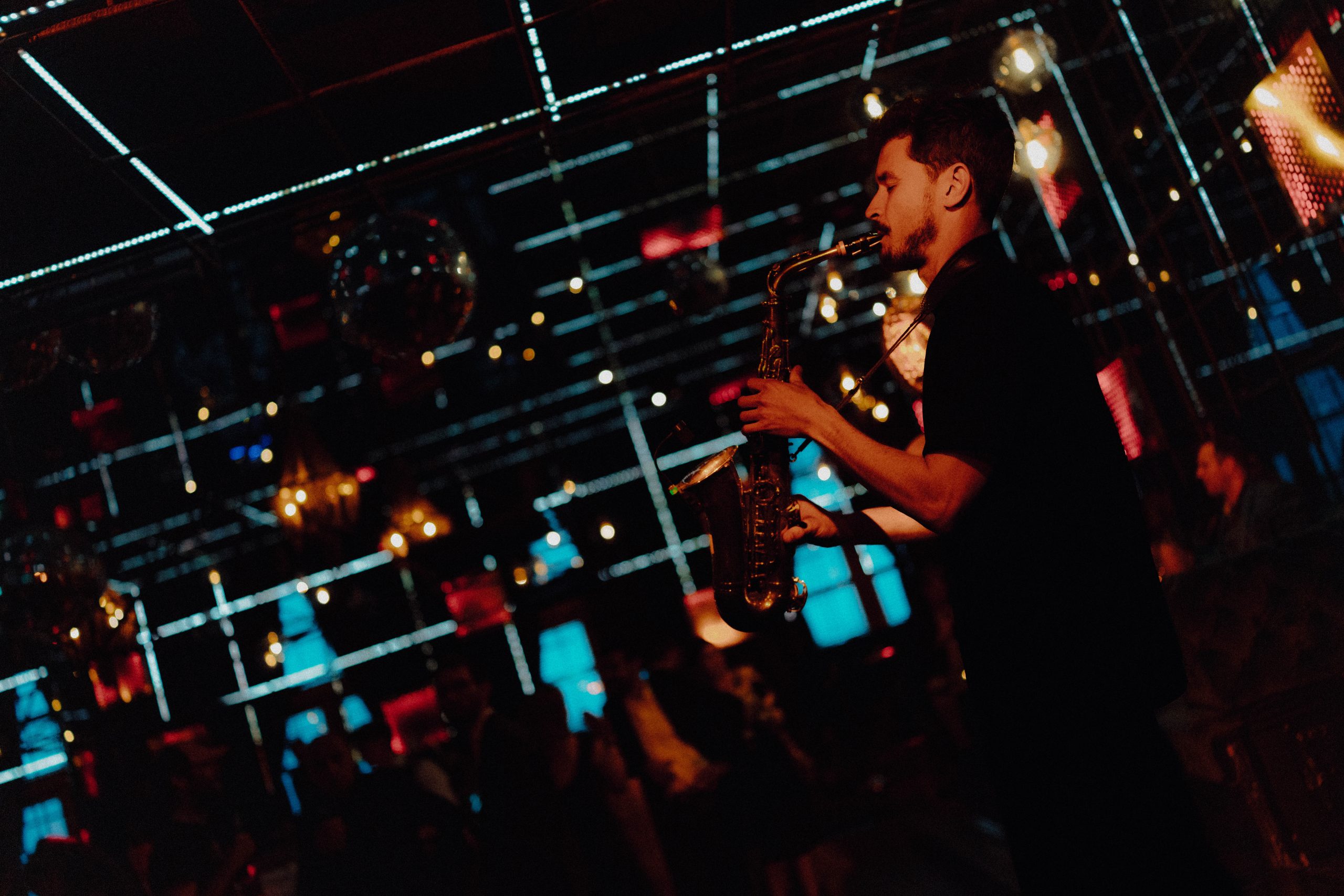 Live saxophon performance setting the mood during the Fly High Gala